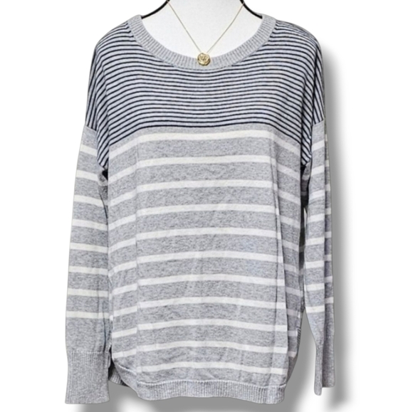 CROWN & IVY | LIGHTWEIGHT COTTON BLEND BACK ZIP OVERSIZED SWEATER - Picture 3 of 13